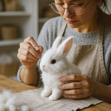 Lade das Bild in den Galerie-Viewer, HoppelHase – Lebensechter Kuschel-Hase, der Kinderaugen strahlen lässt