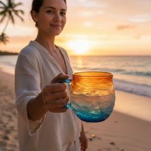 Lade das Bild in den Galerie-Viewer, Sonnenkuss – Handgemachte Tasse im Farbspiel des Sonnenuntergangs