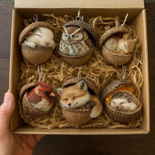 Lade das Bild in den Galerie-Viewer, Eichelträume – Schlafende Waldfreunde – Handgemacht zum Aufhängen
