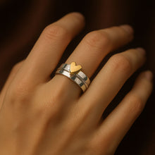 Lade das Bild in den Galerie-Viewer, Vintage-Ring – Herzgold trifft Silberglanz
