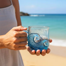Lade das Bild in den Galerie-Viewer, Meeresklang – Handgefertigtes Glas mit Wellenstruktur
