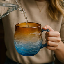 Lade das Bild in den Galerie-Viewer, Sonnenkuss – Handgemachte Tasse im Farbspiel des Sonnenuntergangs
